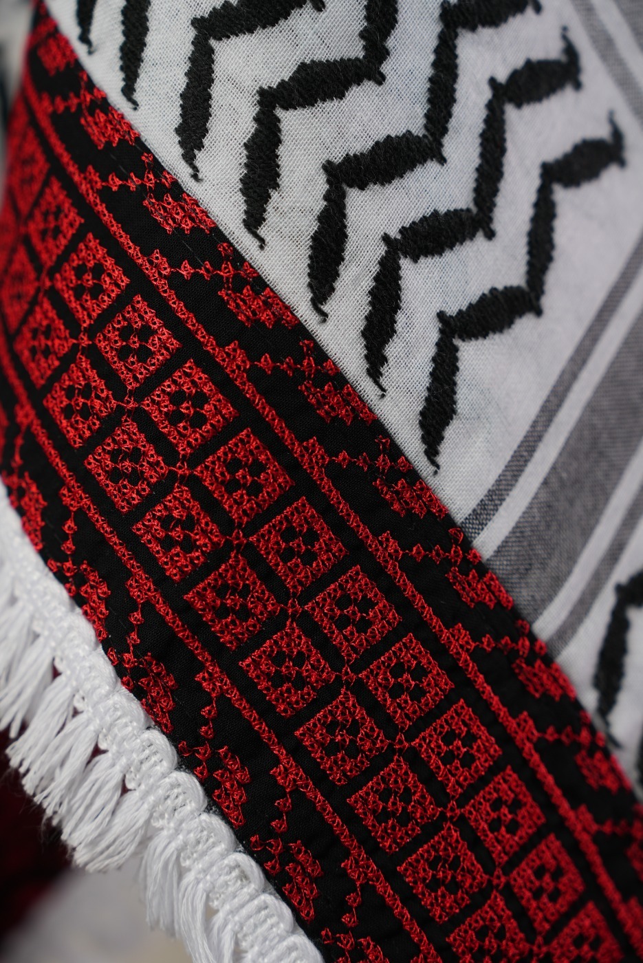 Keffieh blanc et noir brodé rouge — Motif géométrique carré