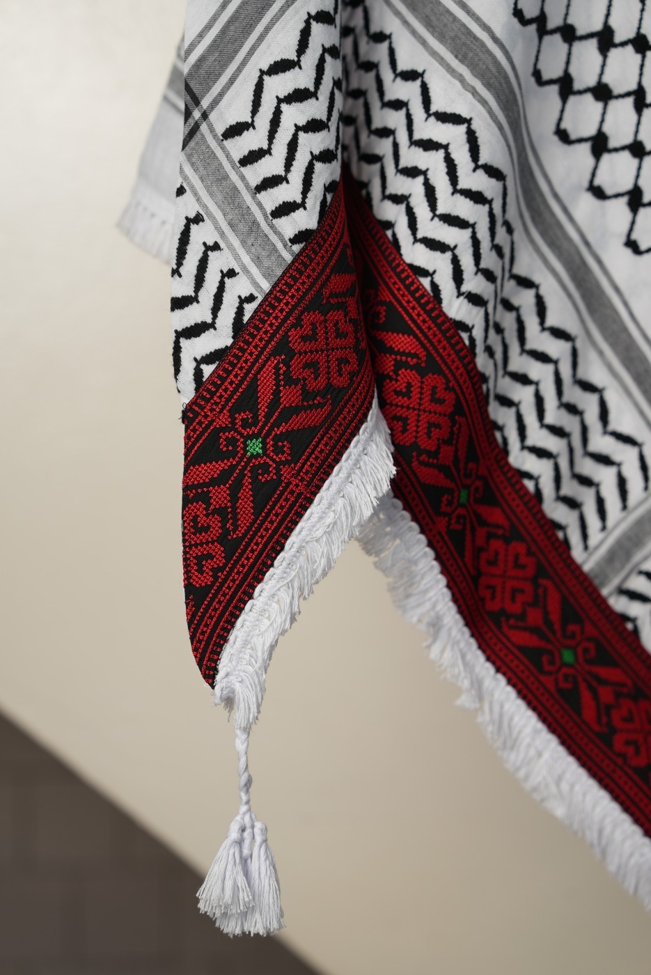Keffieh blanc et noir brodé multicolore