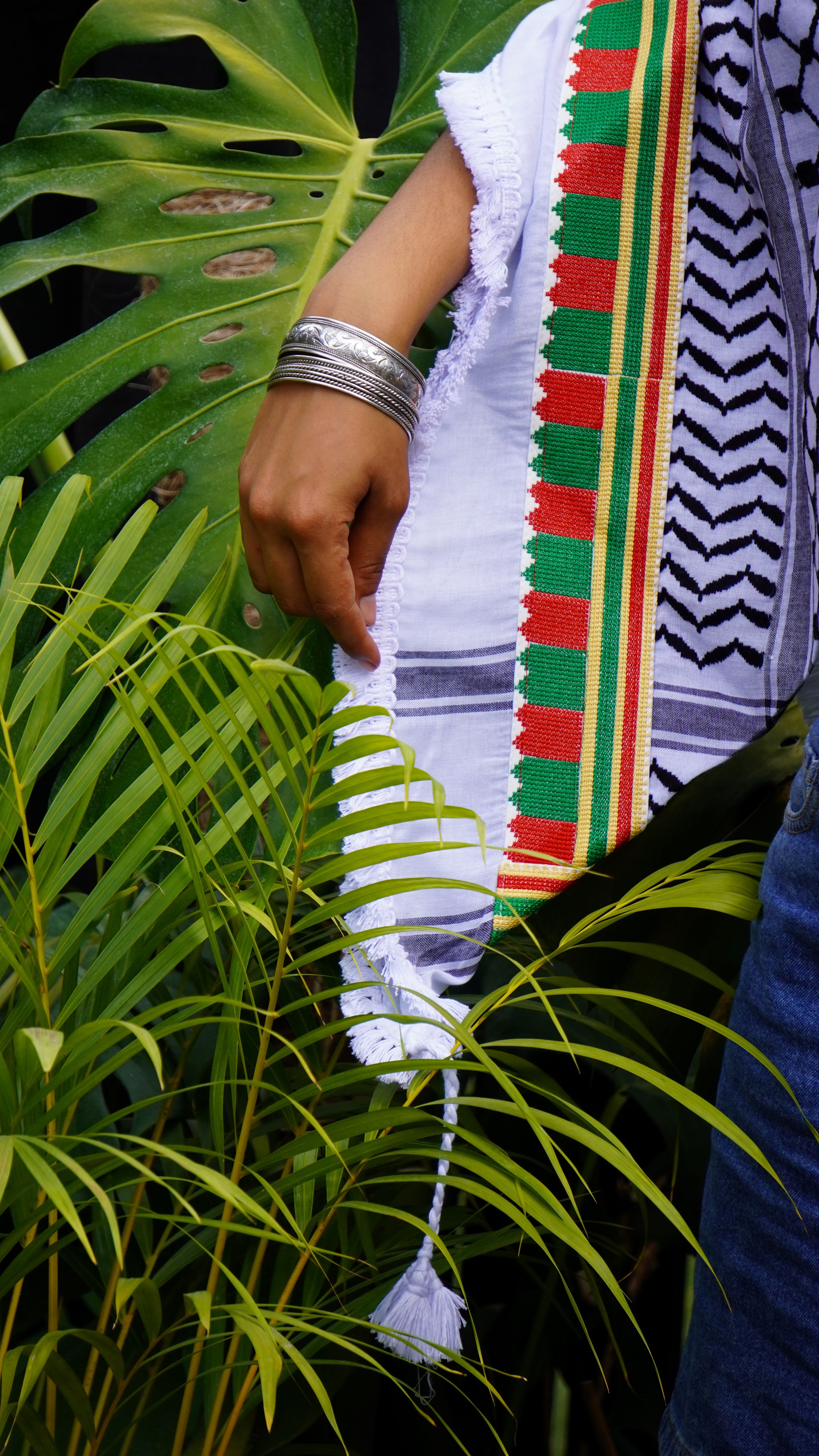 Keffieh blanc et noir brodé vert, rouge et doré – Bordure tricolore