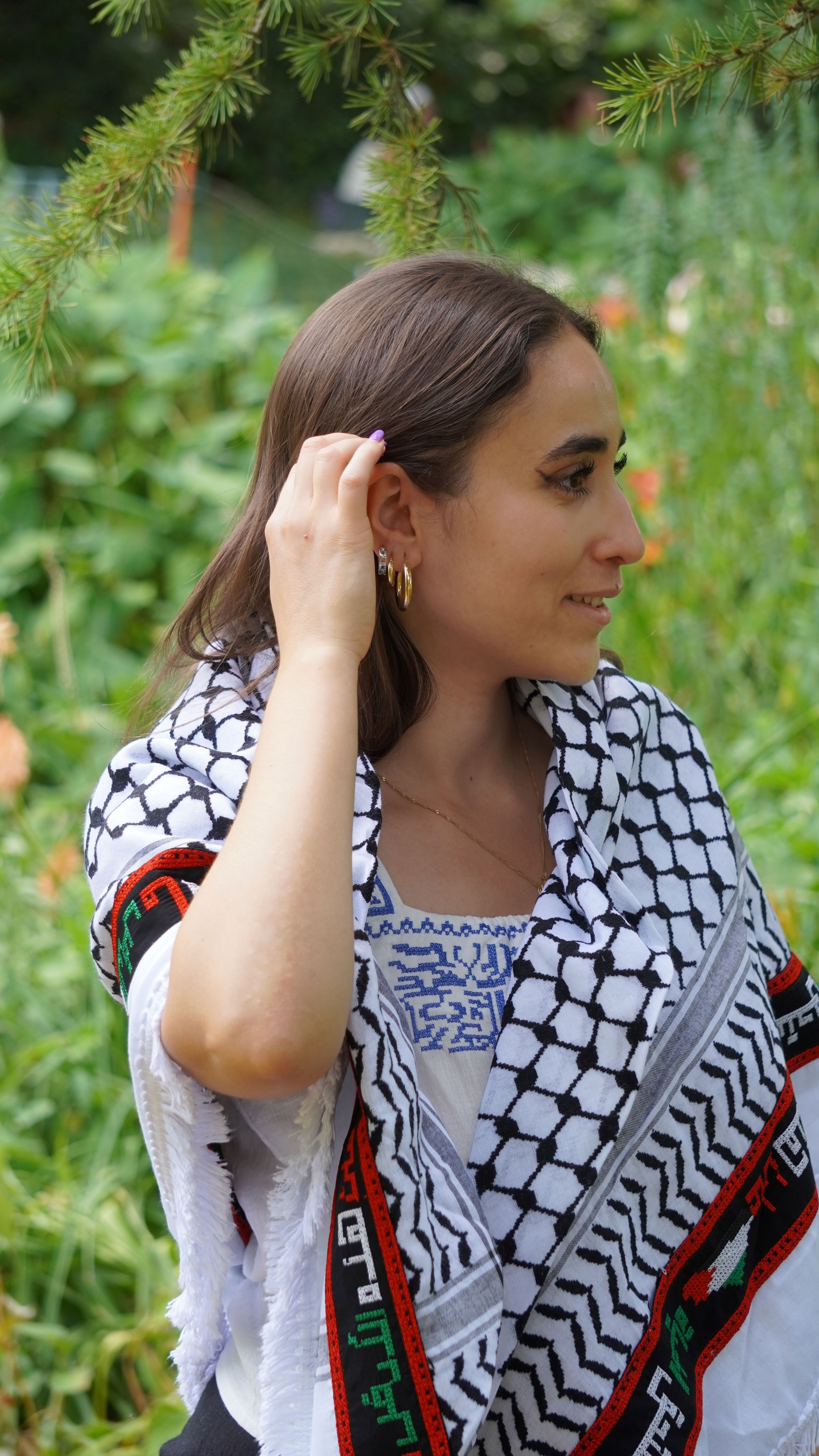 Keffieh blanc et noir brodé rouge — « علَى هَذِهِ الأَرْض مَا يَسْتَحِقُّ الحَياةْ »