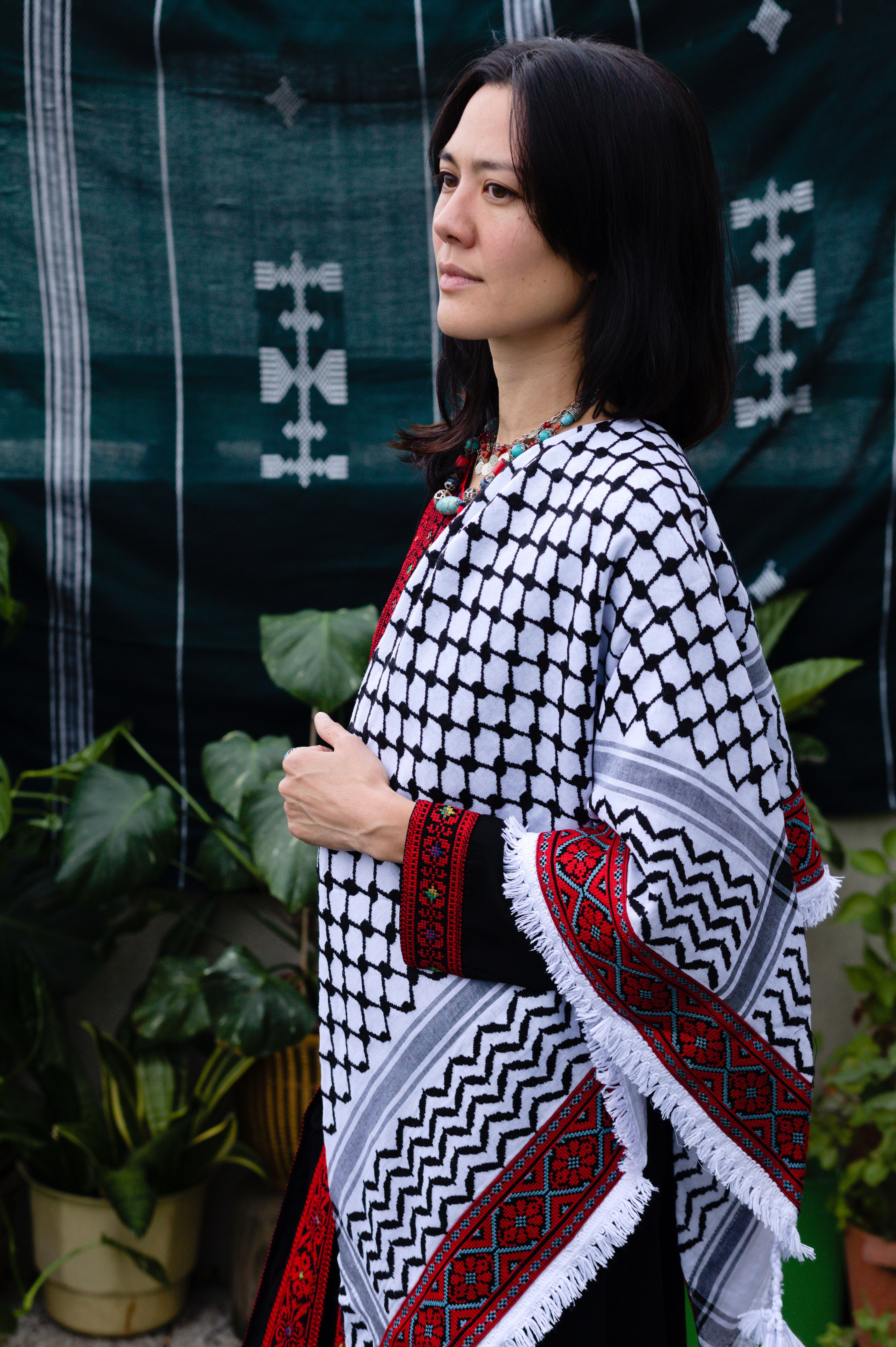 Keffieh blanc et noir brodé rouge et turquoise – Rosaces