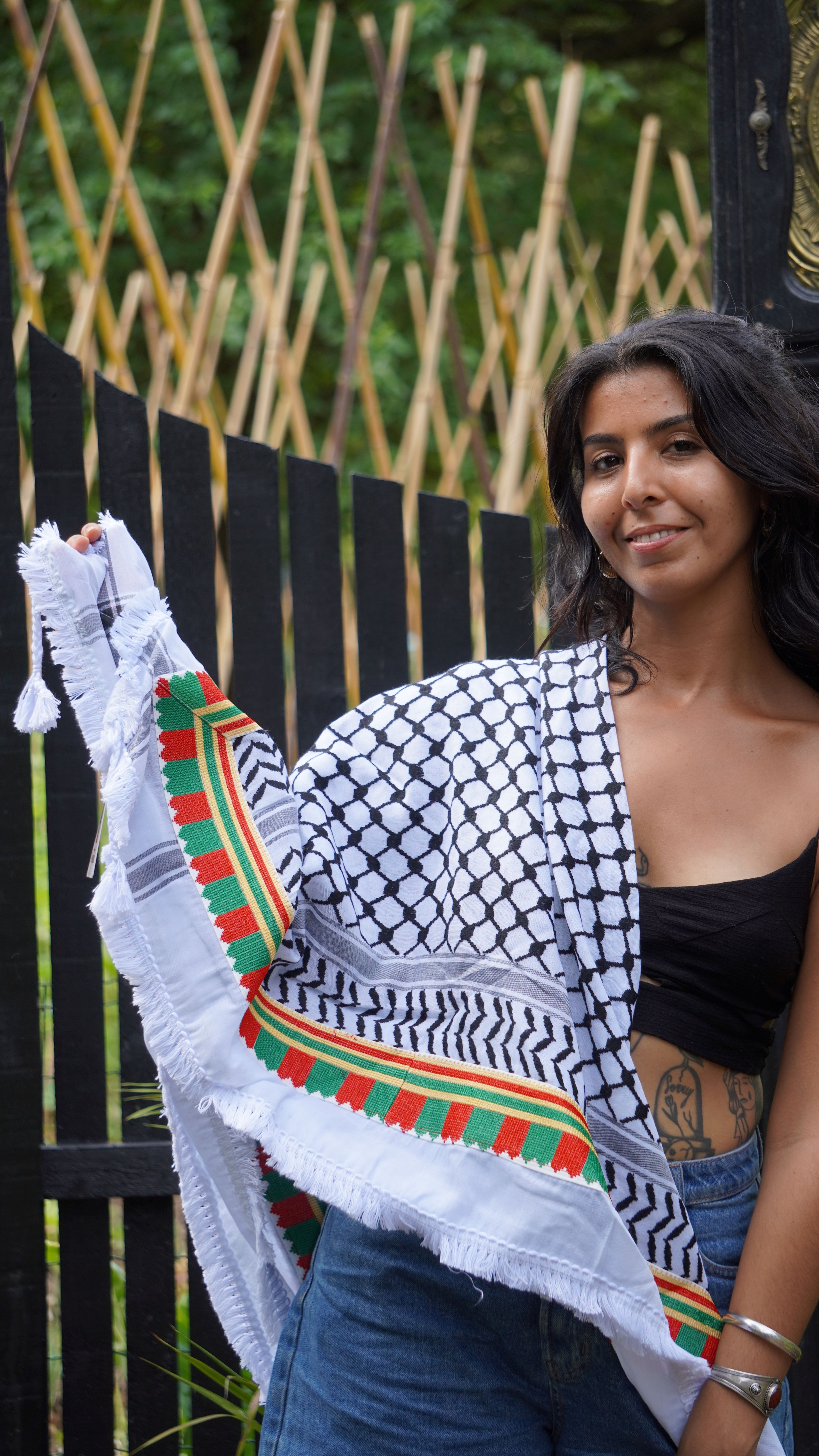 Keffieh blanc et noir brodé vert, rouge et doré – Bordure tricolore