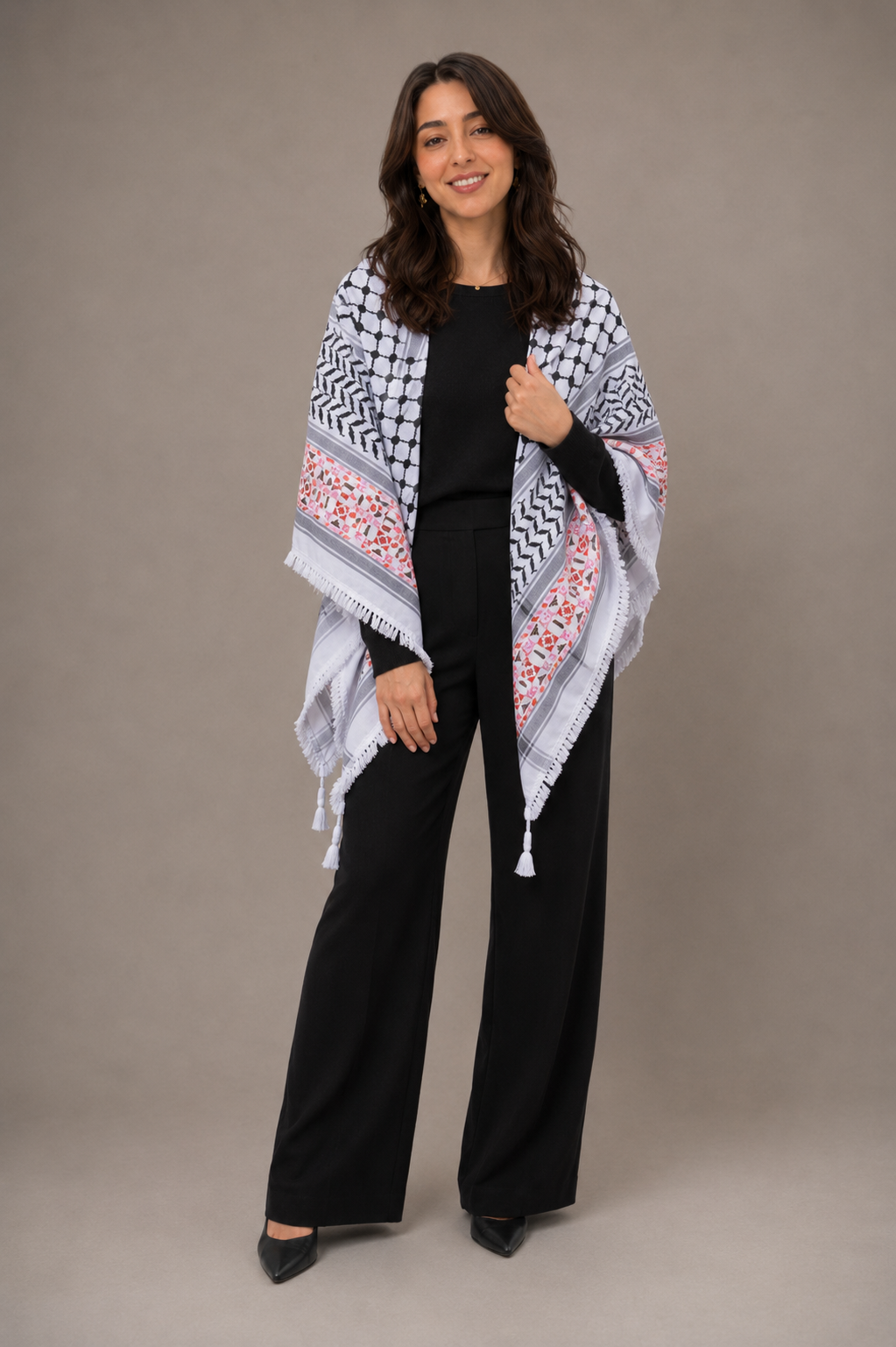 Keffieh blanc et noir brodé rose et rouge – Motifs graphiques