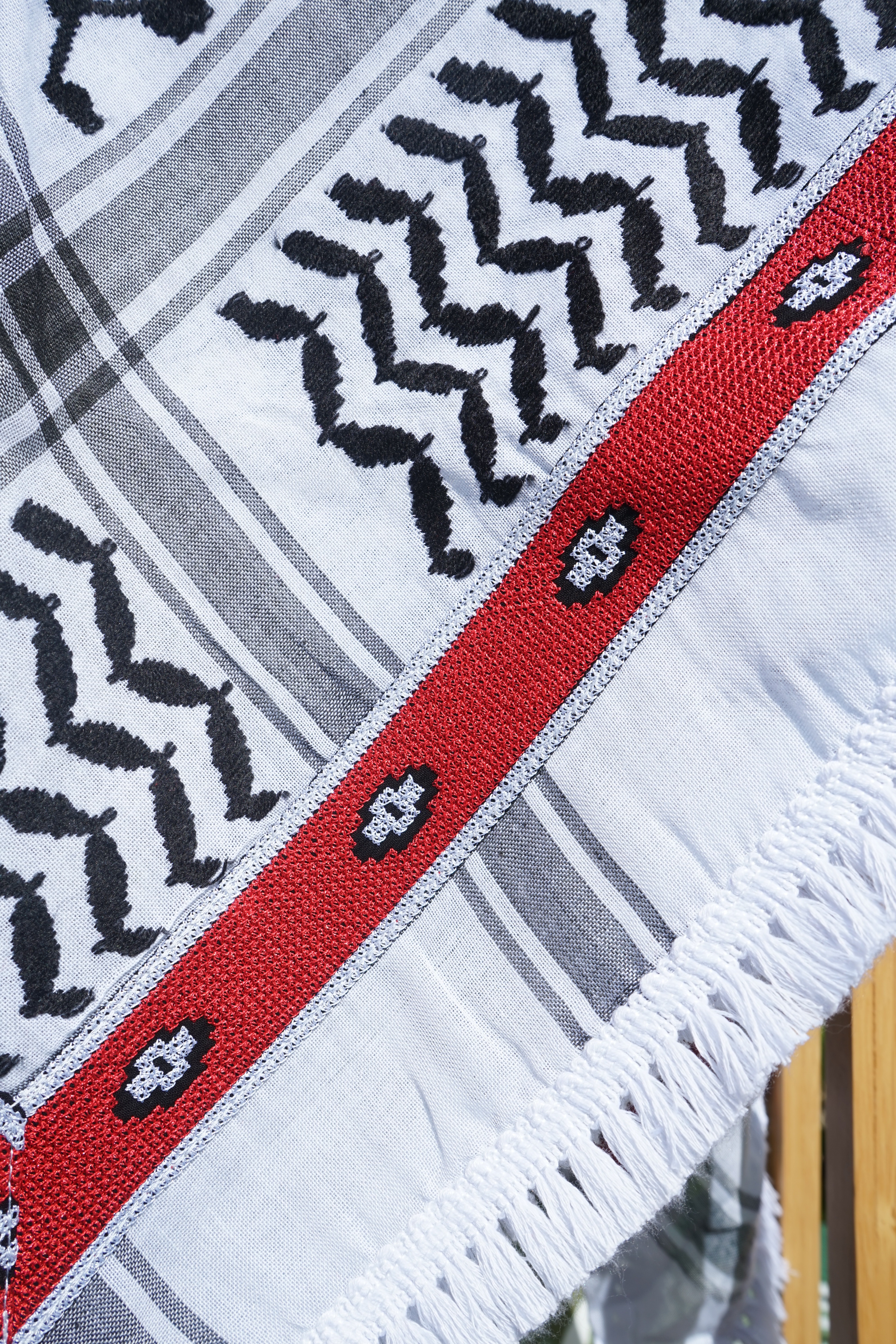Keffieh blanc et noir à bordure rouge – Rosaces