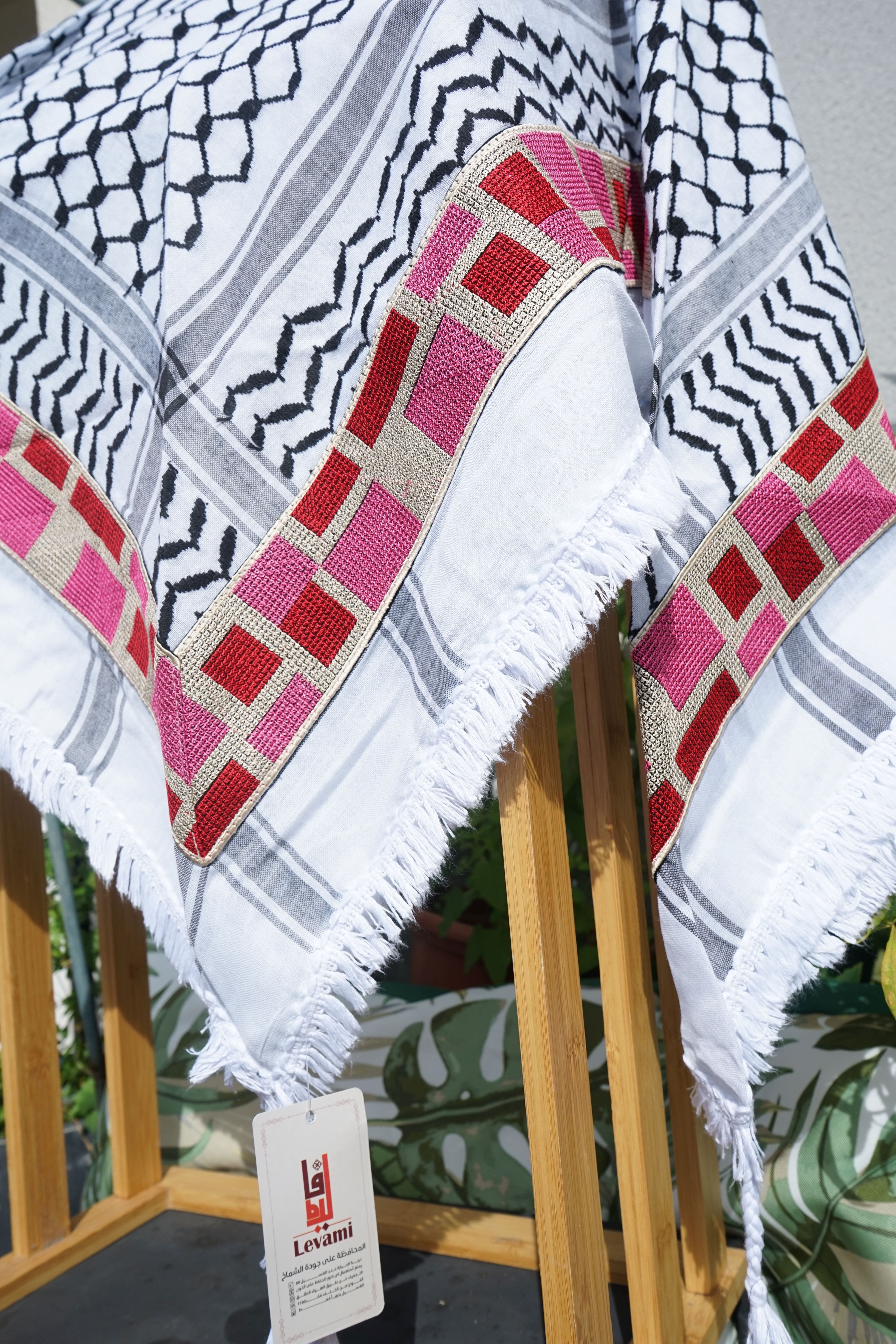 Keffieh blanc et noir brodé beige, rouge et rose – Mosaïque