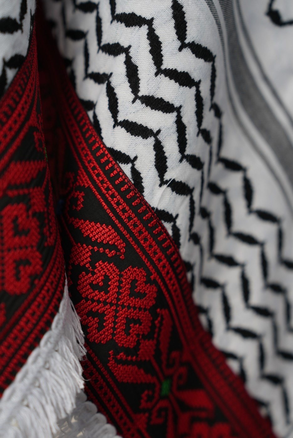 Keffieh blanc et noir brodé multicolore