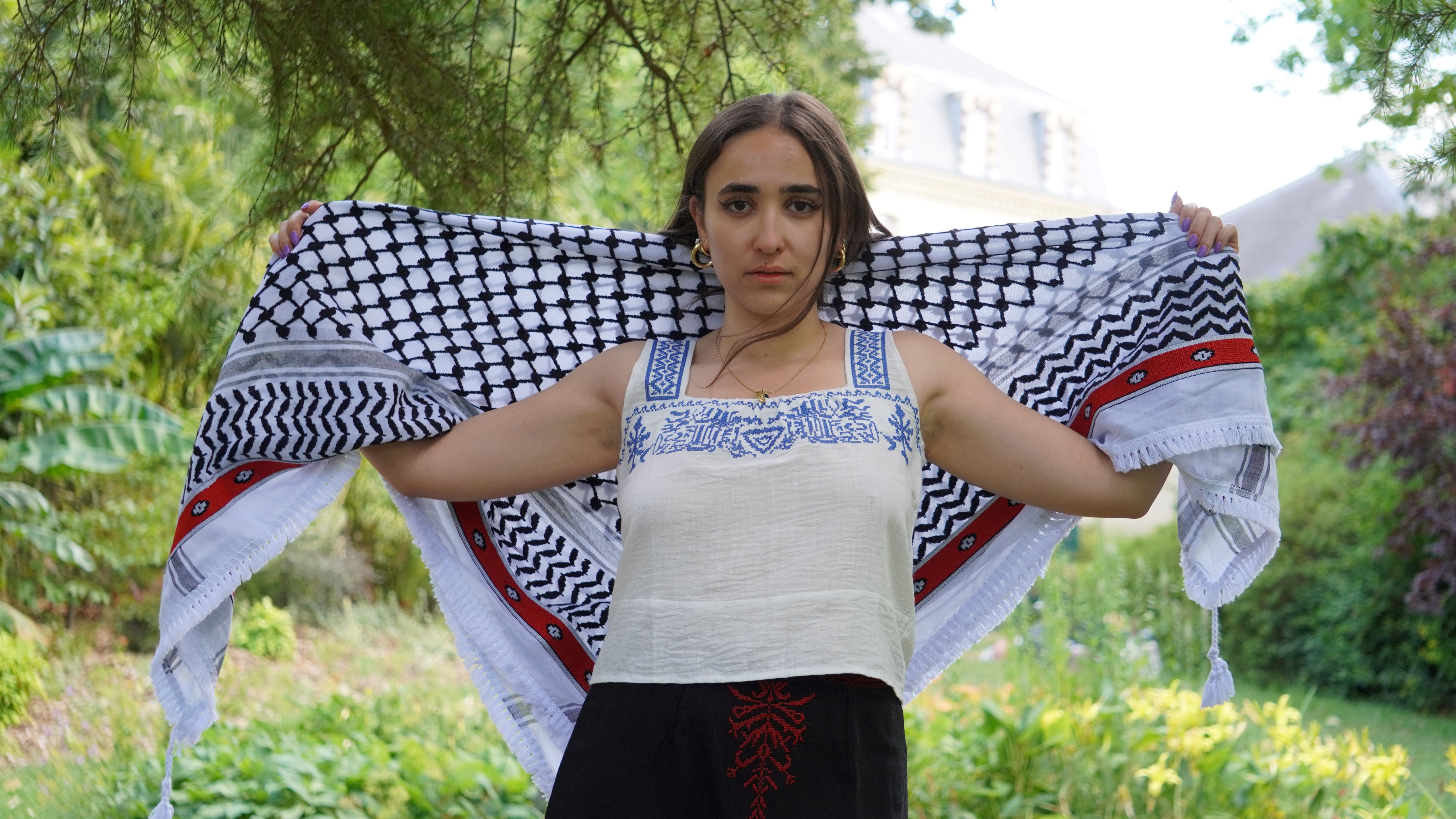 Keffieh blanc et noir à bordure rouge – Rosaces