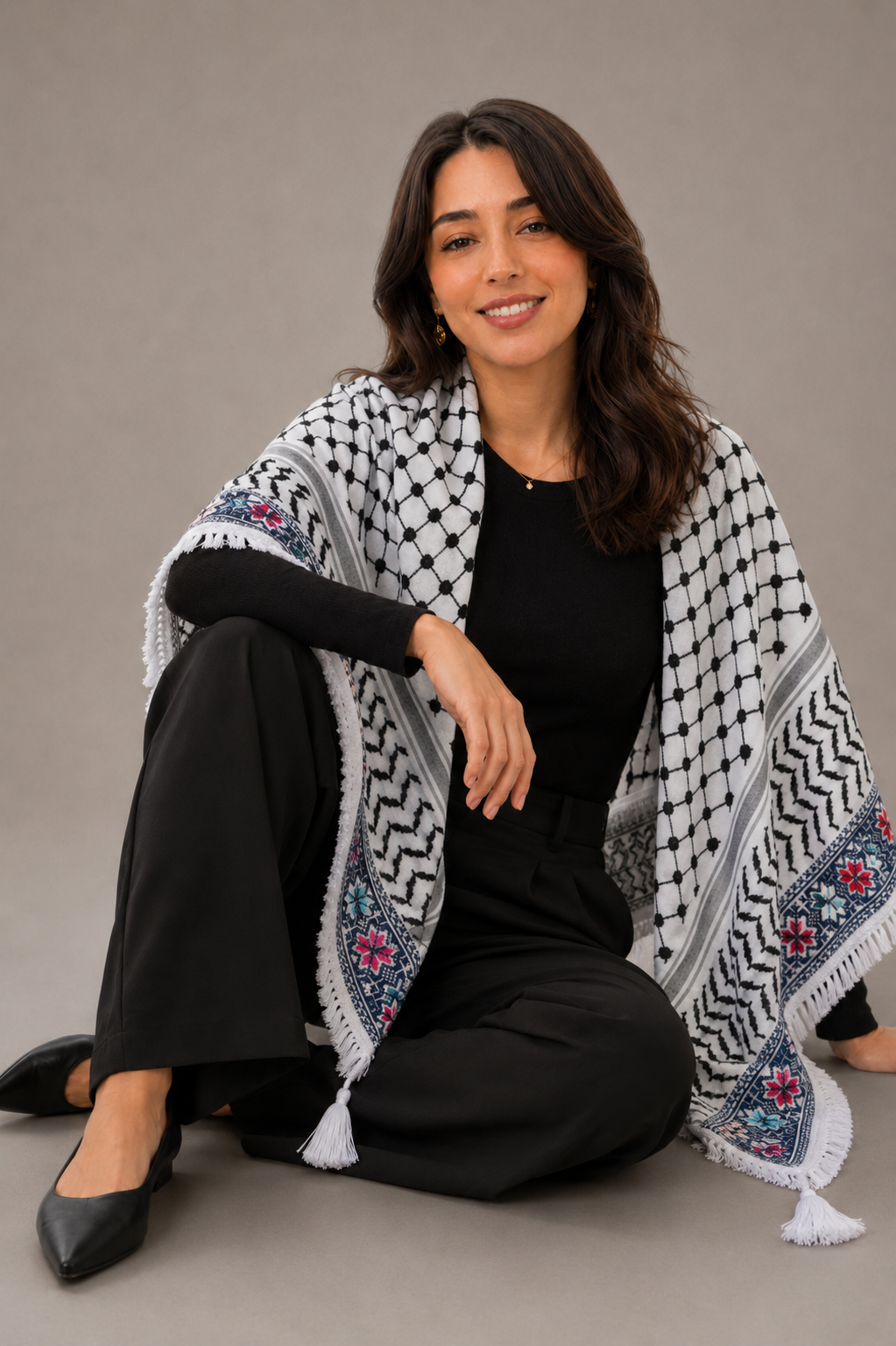 Keffieh blanc et noir brodé bleu, rose et turquoise – Motifs floraux