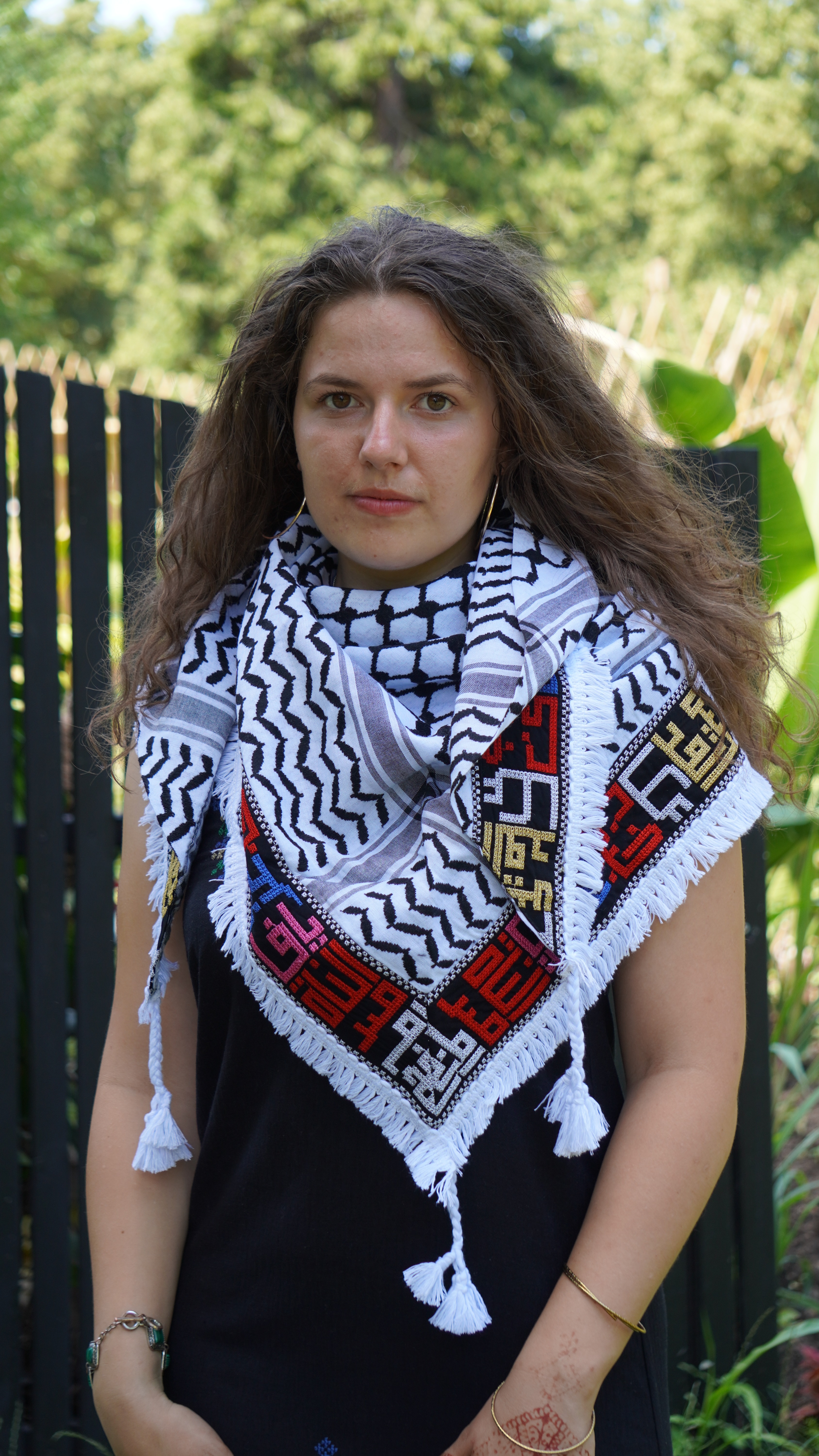 Keffieh blanc et noir brodé — Villes palestiniennes en arabe