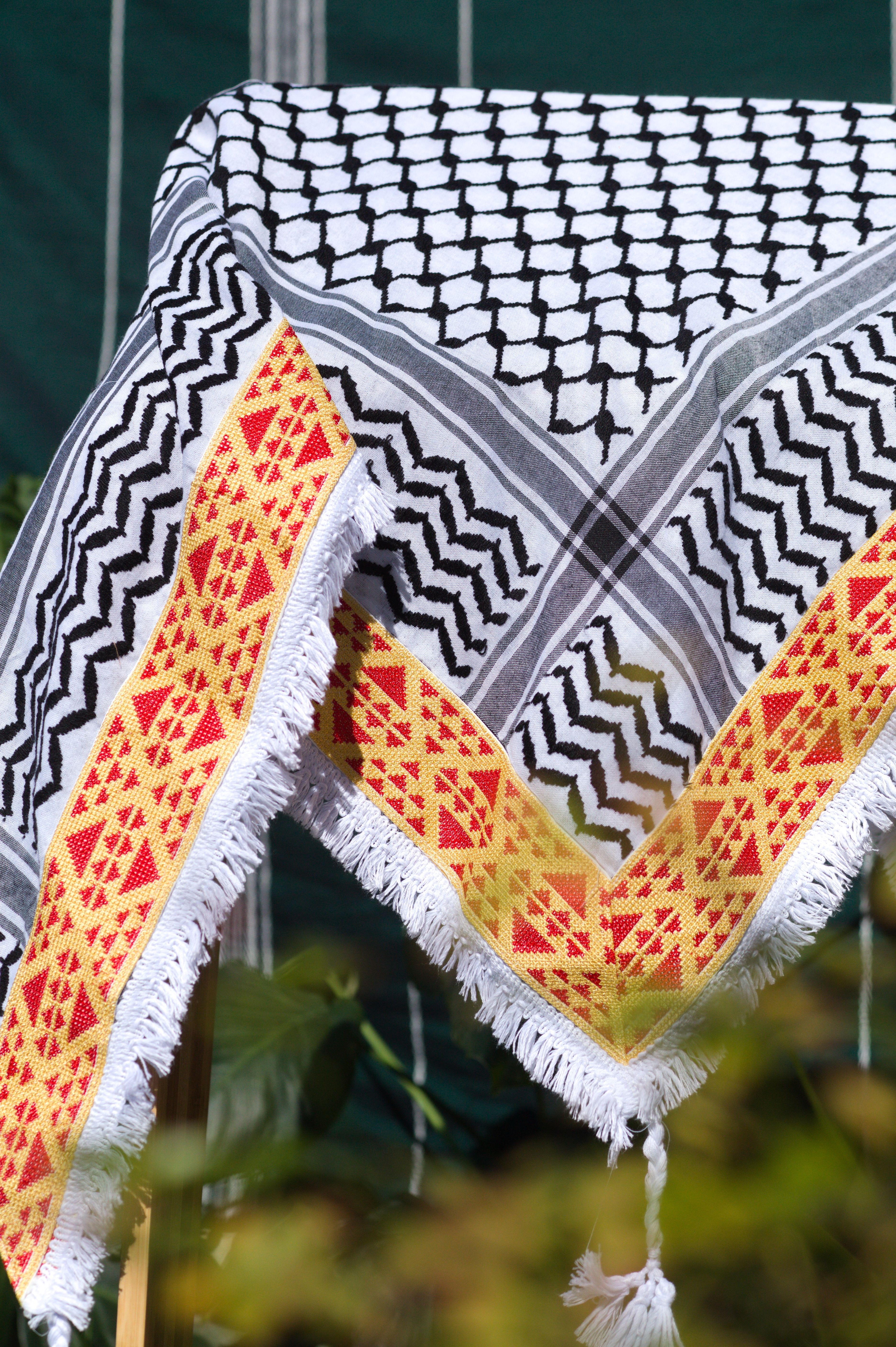 Keffieh blanc et noir brodé jaune et rouge – Motifs géométriques