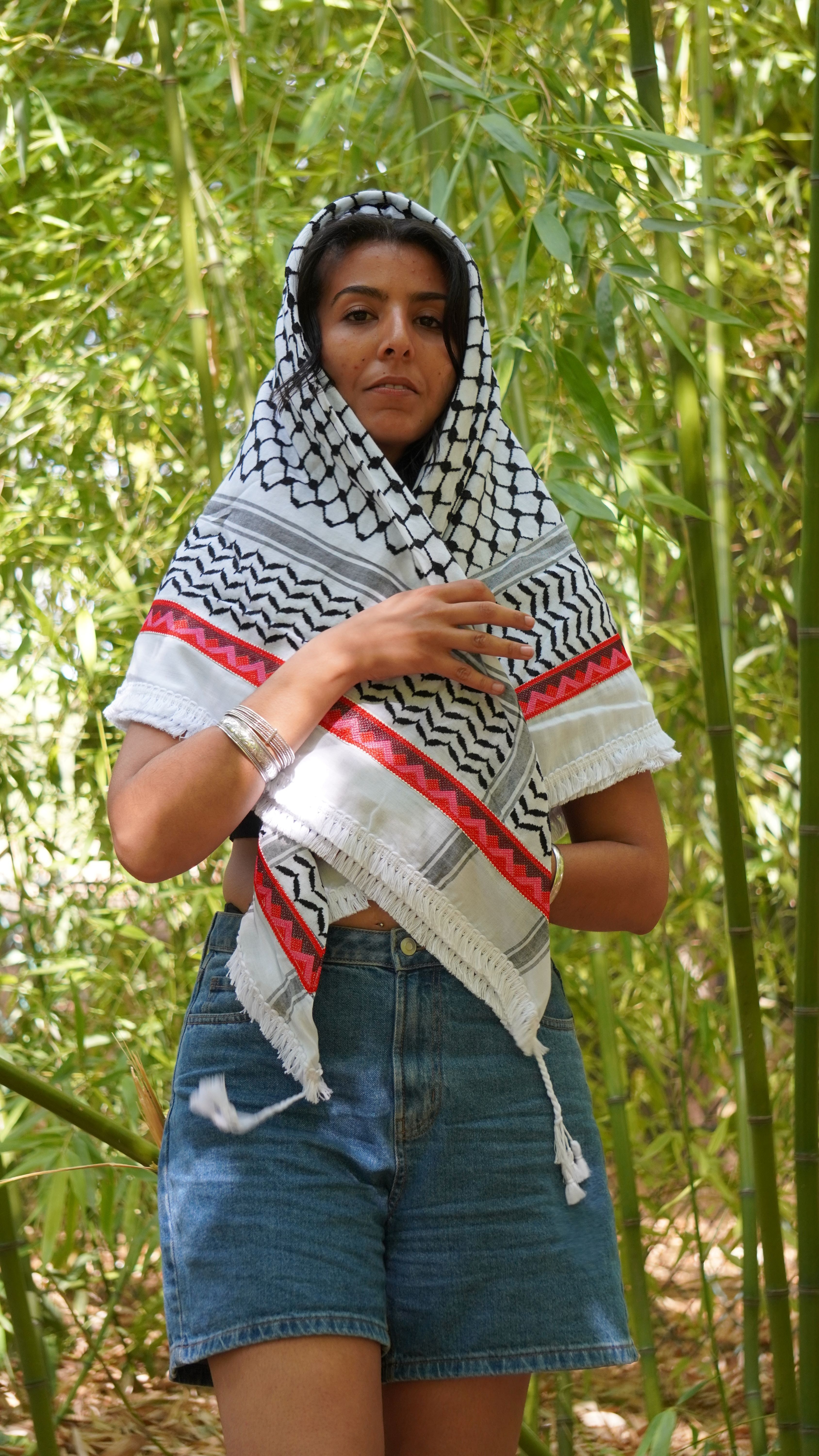 Keffieh blanc et noir brodé rose et rouge — Motif zigzag