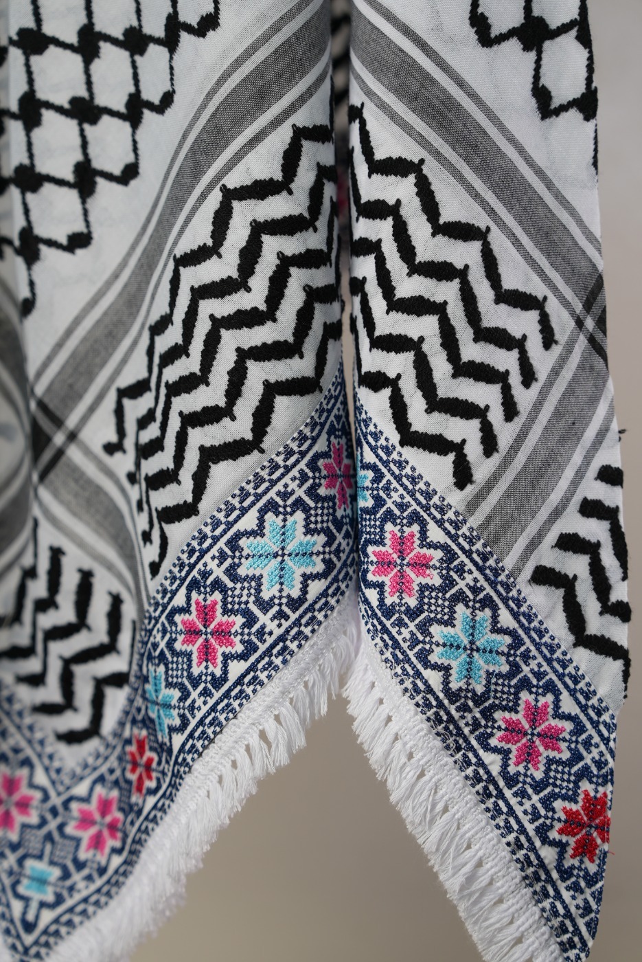 Keffieh blanc et noir brodé bleu, rose et turquoise – Motifs floraux