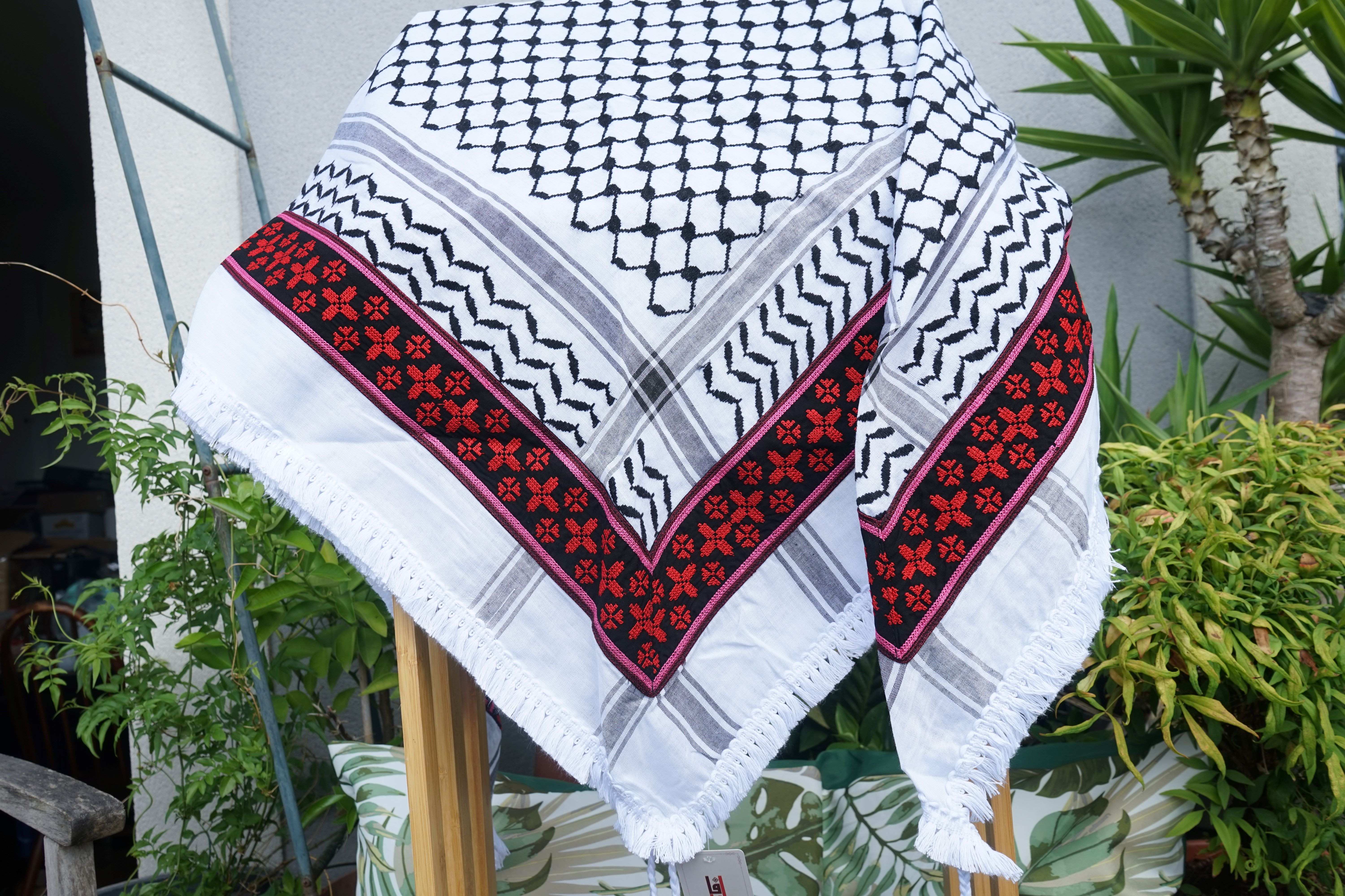 Keffieh blanc et noir brodé rouge sur fond noir – Étoiles