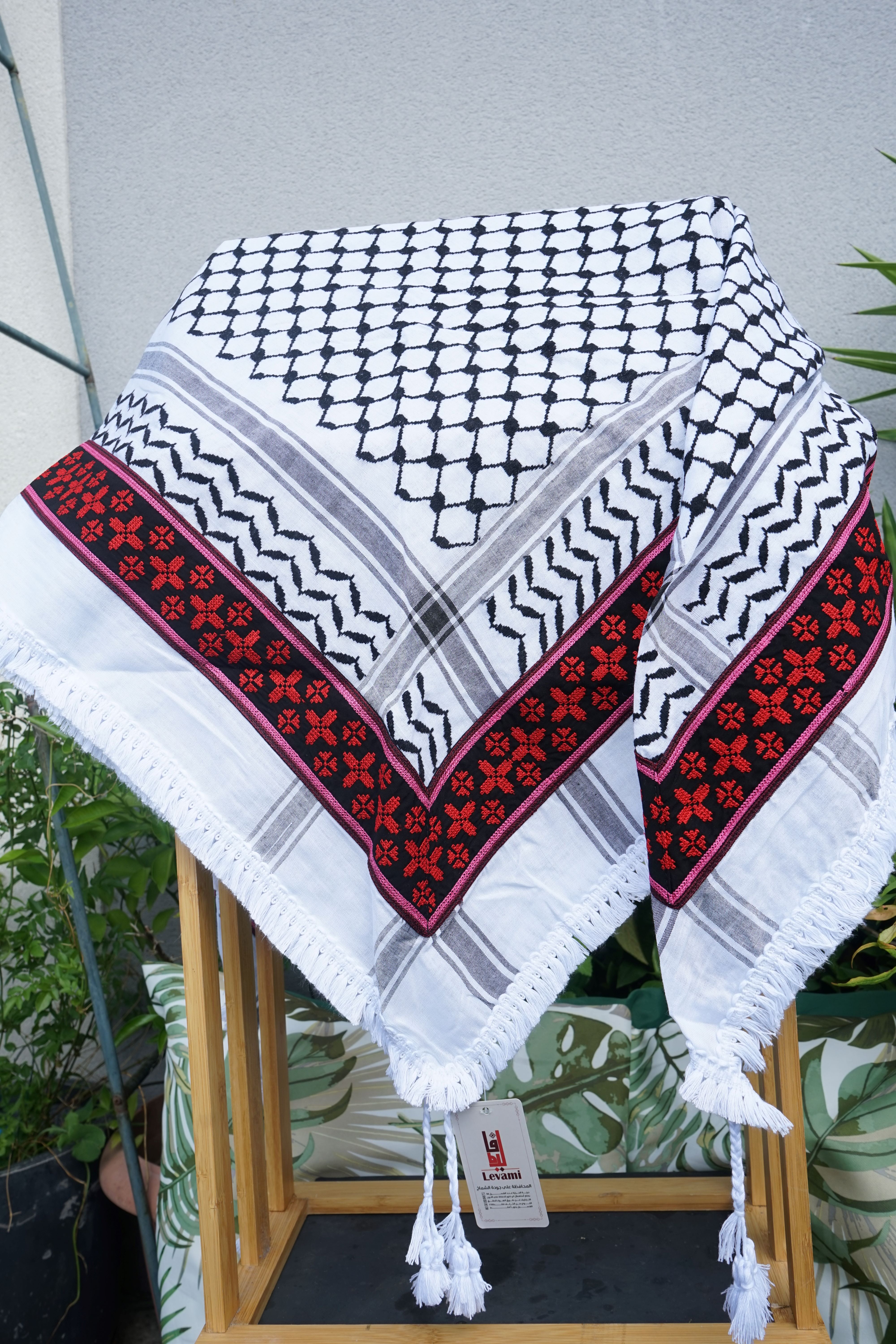 Keffieh blanc et noir brodé rouge sur fond noir – Étoiles
