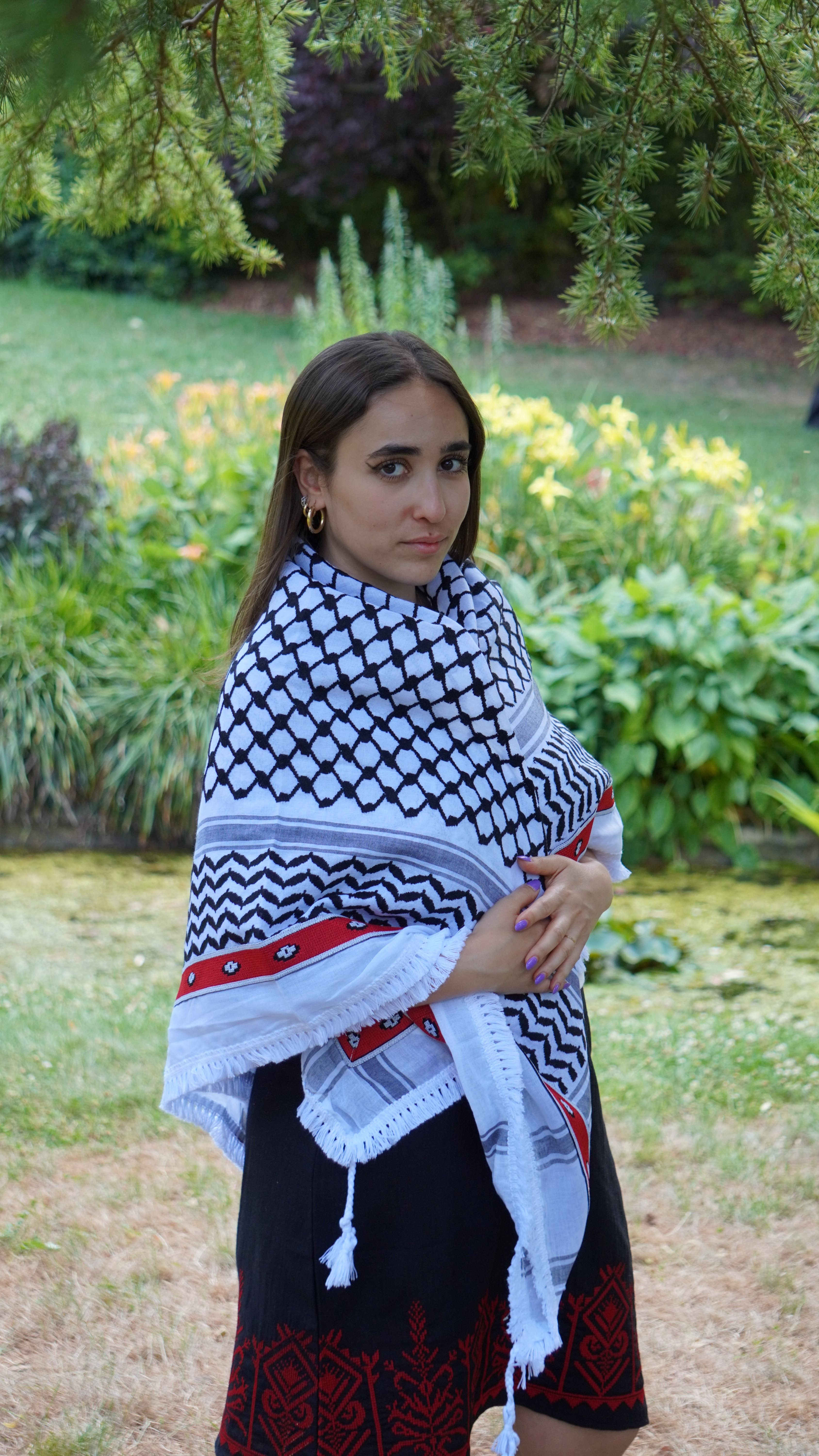 Keffieh blanc et noir à bordure rouge – Rosaces