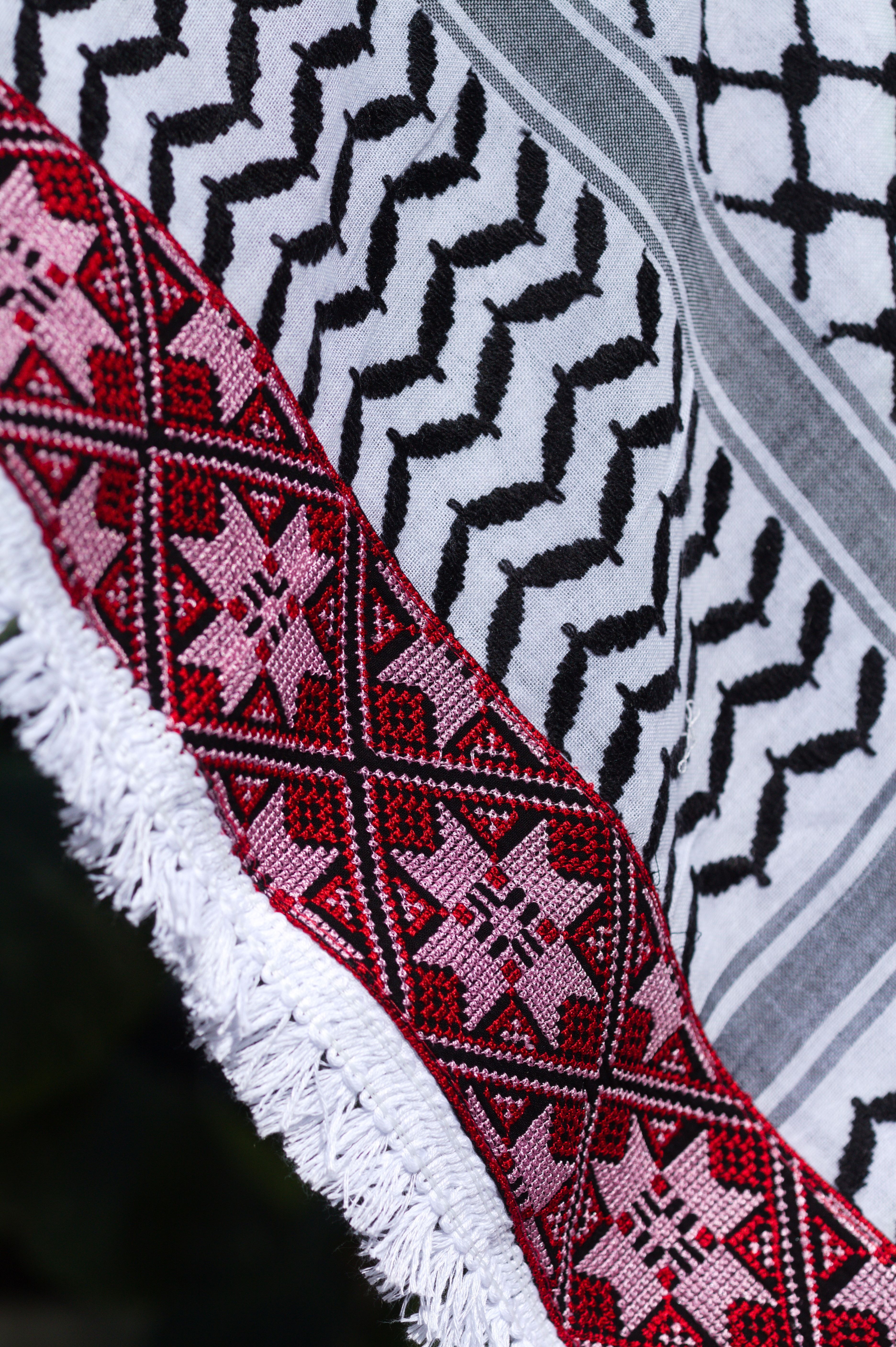 Keffieh blanc et noir brodé rose et rouge — Motif géométrique étoilé