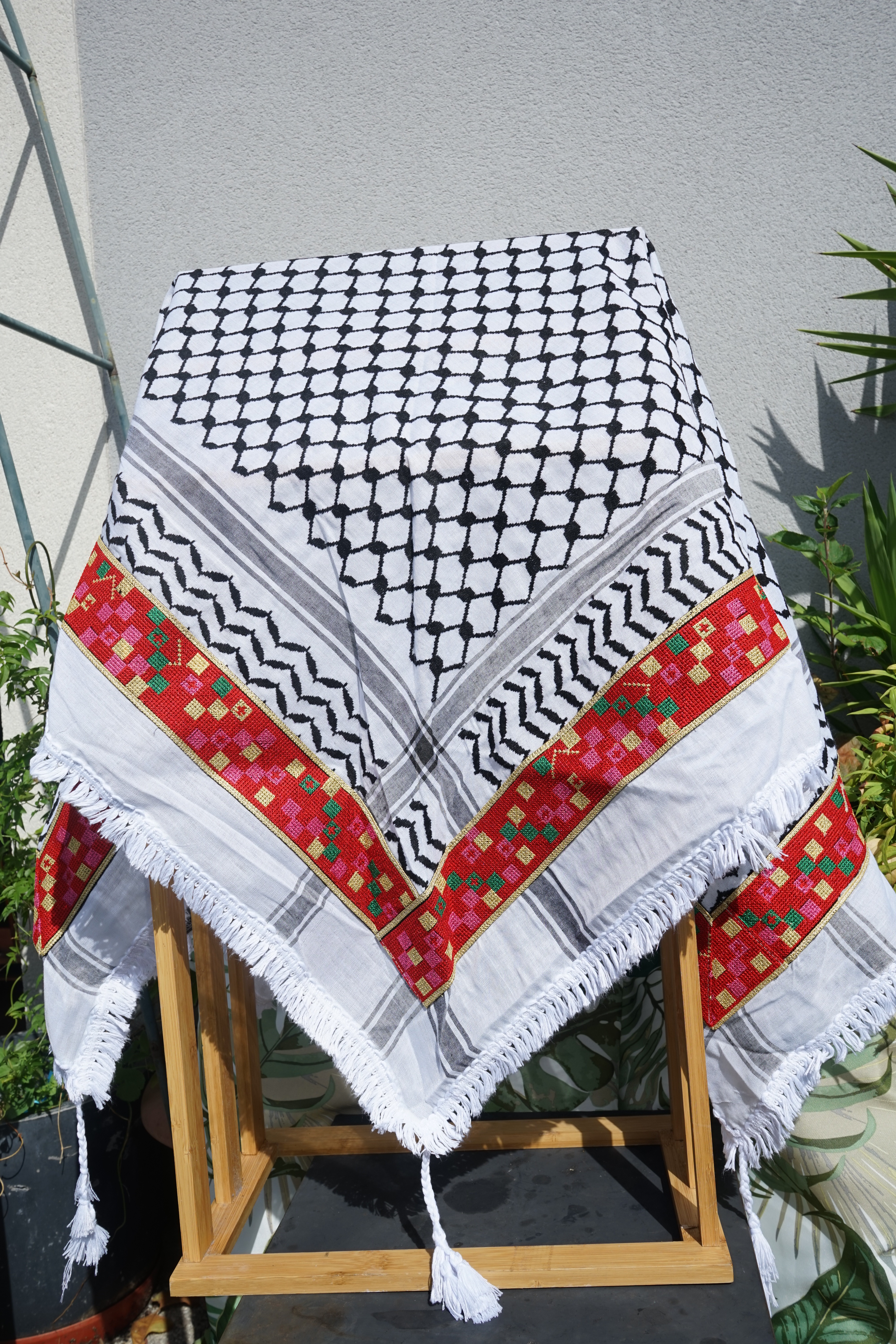 Keffieh blanc et noir brodé multicolore – Mosaïque
