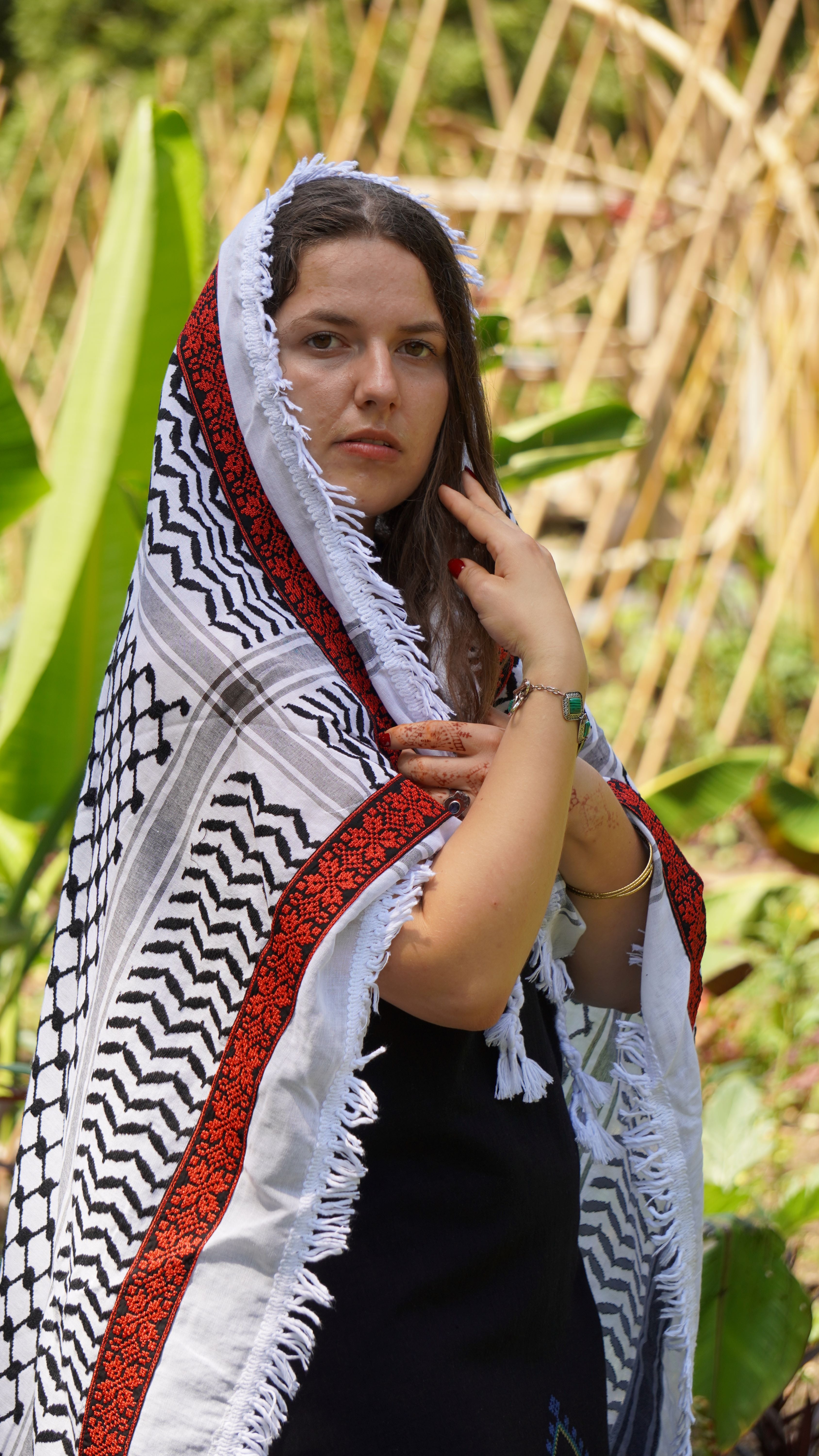 Keffieh blanc et noir brodé rouge et noir – Motif géométrique