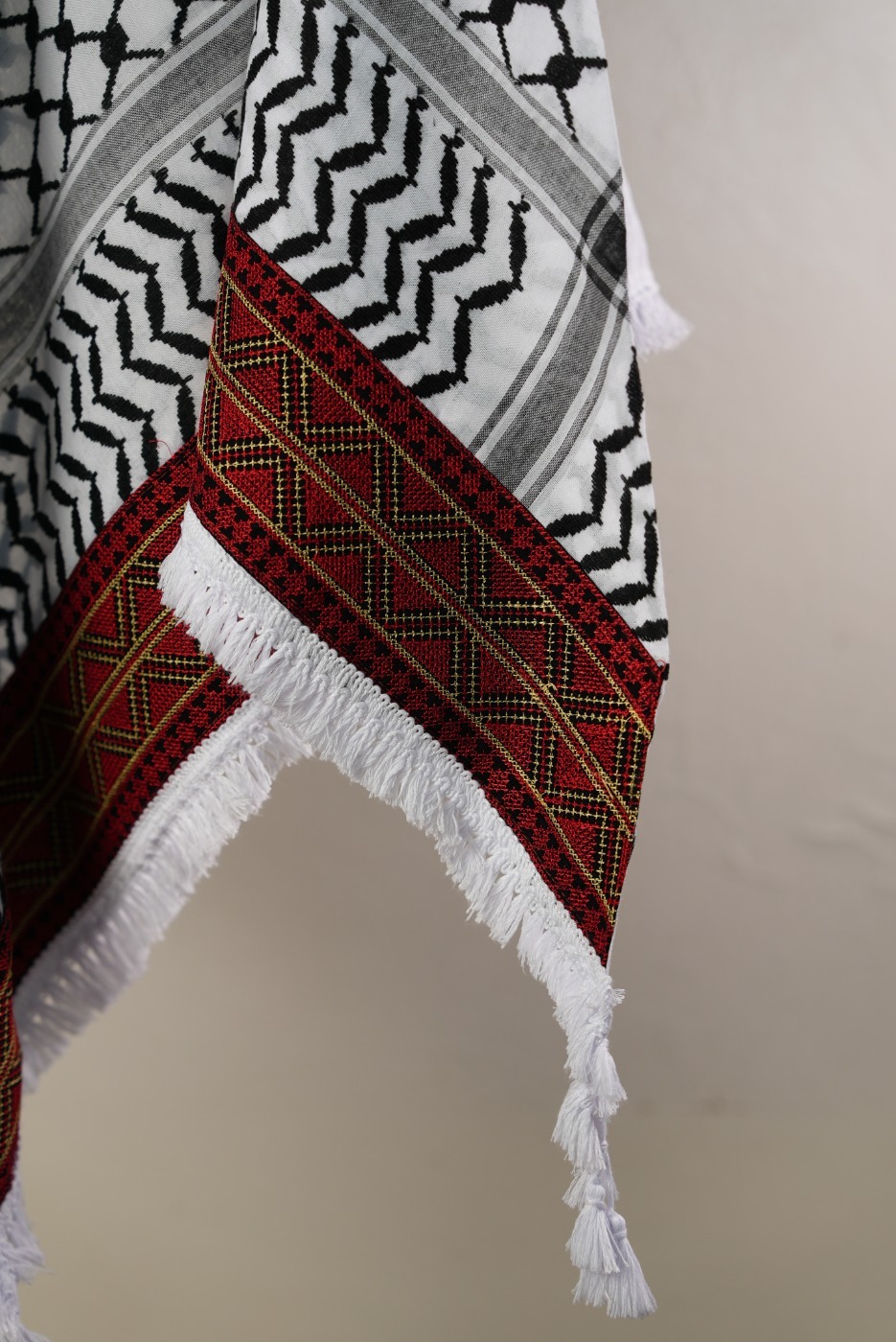 Keffieh blanc et noir brodé rouge, noir et doré – Losanges
