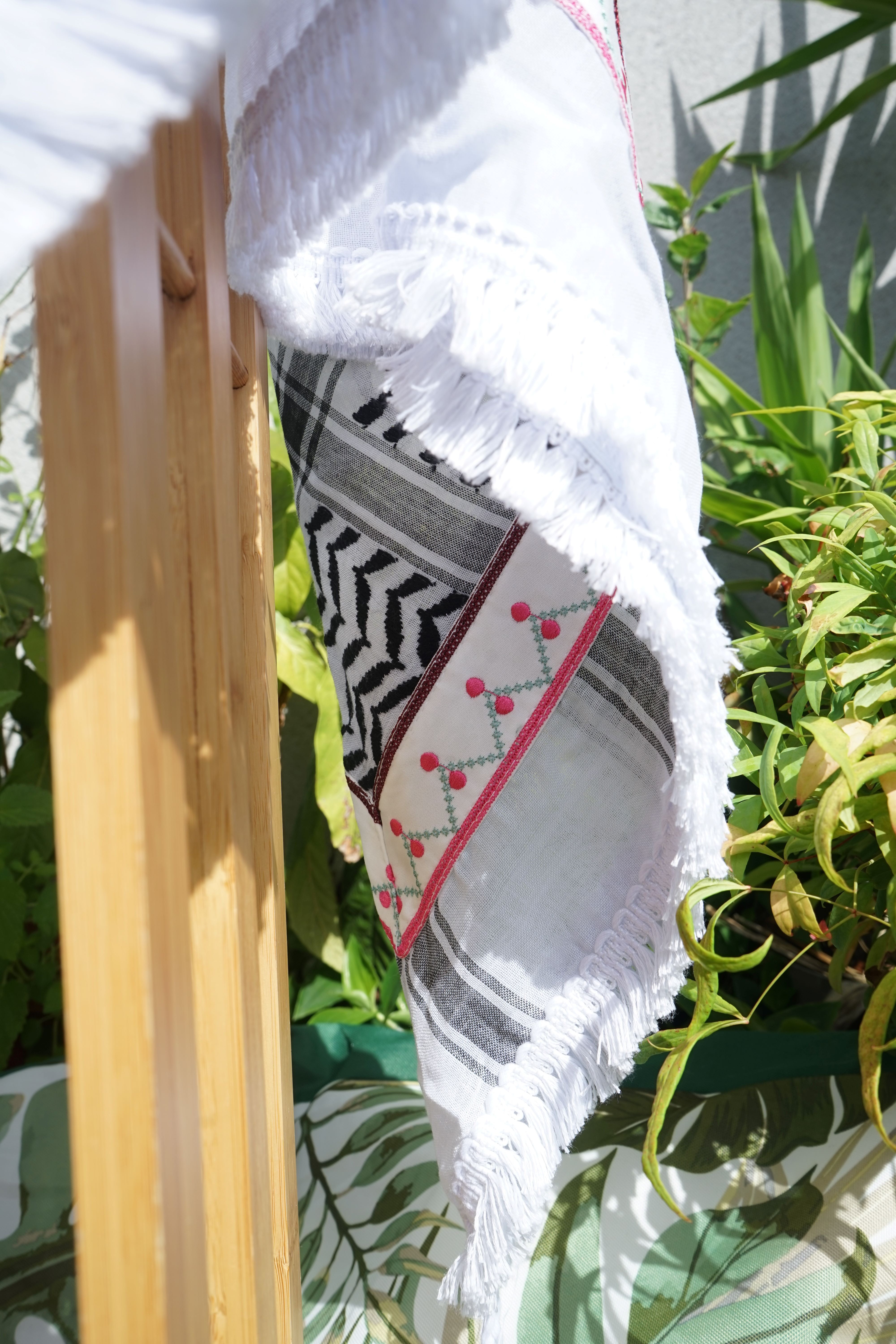 Keffieh blanc et noir brodé rose poudré – Guirlande florale