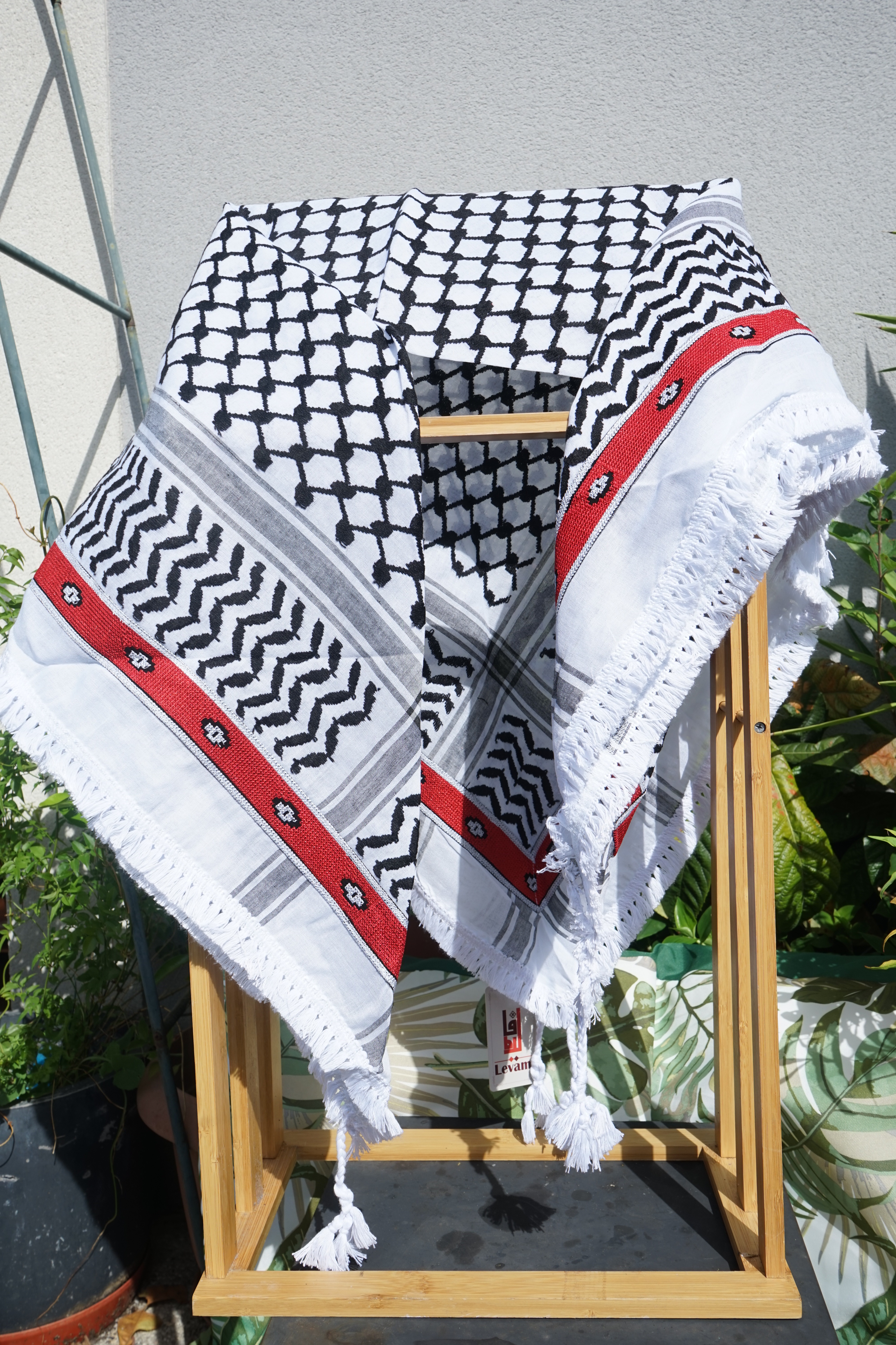 Keffieh blanc et noir à bordure rouge – Rosaces