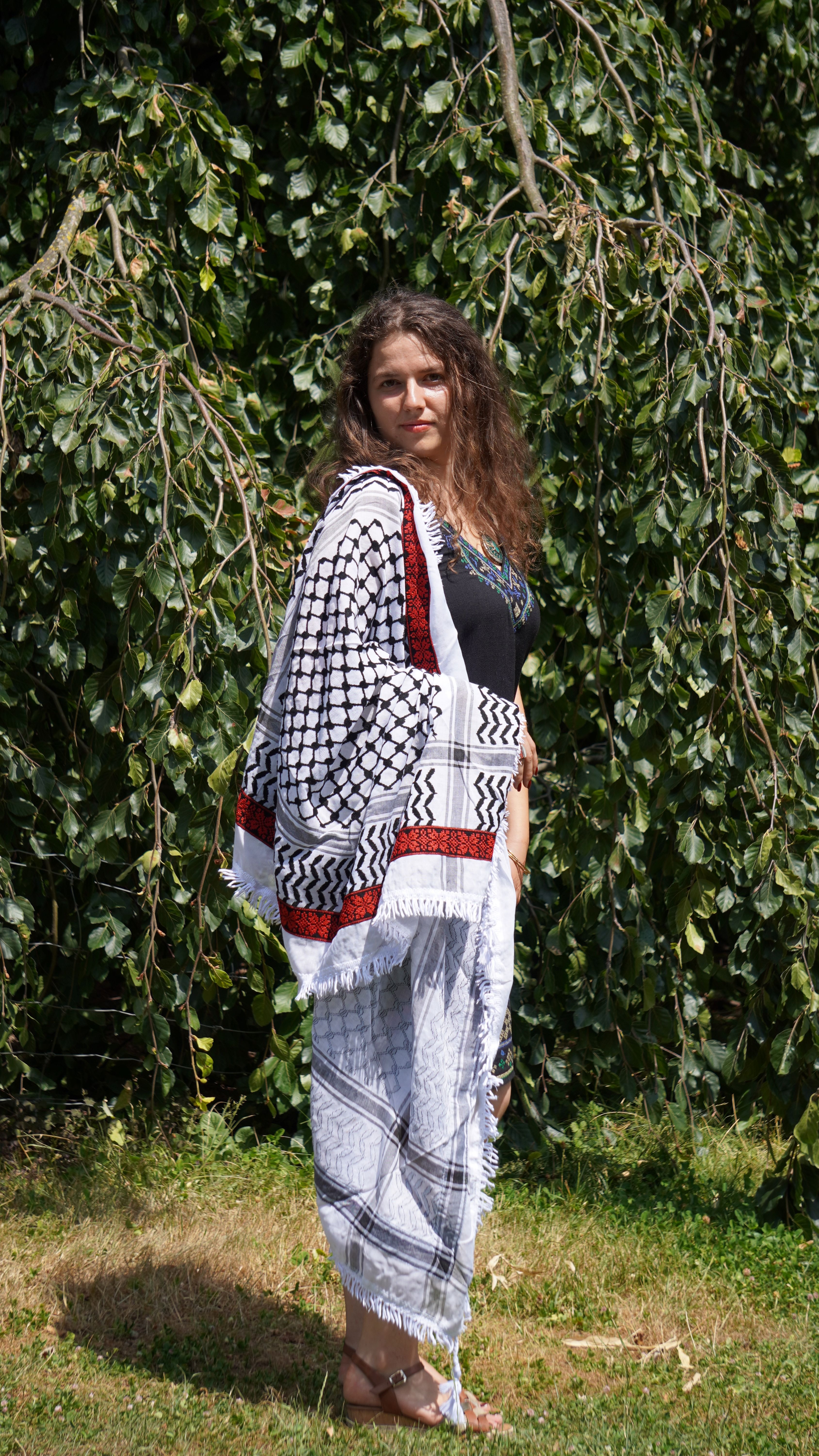 Keffieh blanc et noir brodé rouge et noir – Motif géométrique