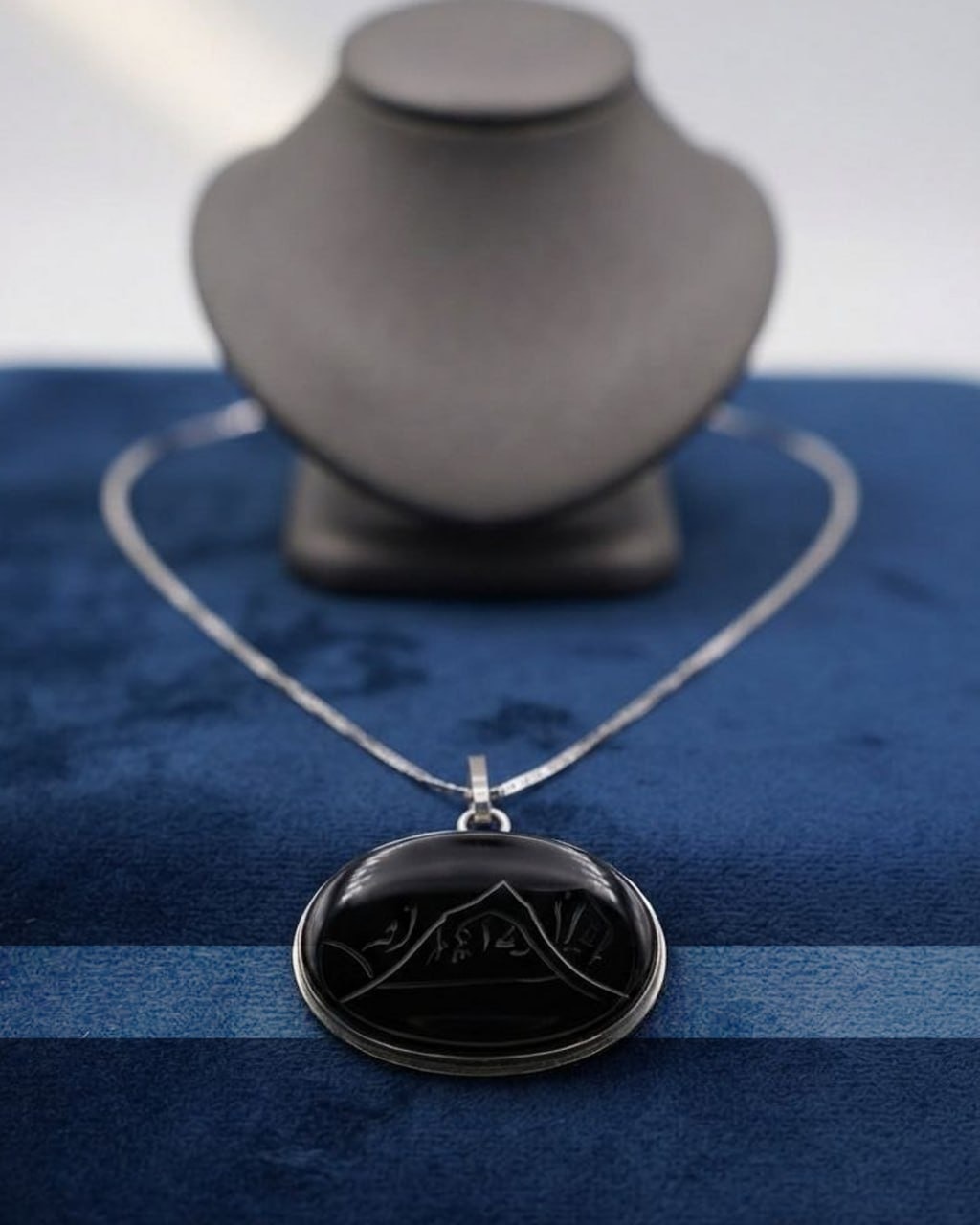 Collier pendentif noir gravé en argent 925